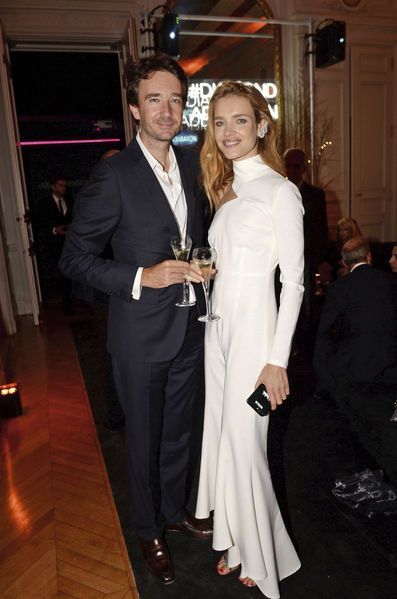 39岁lv太子妃素颜遛狗,大牌加身仍清新,跟太子爷的恩爱秀得巧妙_腾讯