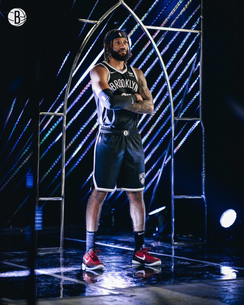 篮网定妆照出炉杜兰特眼神犀利哈登怒吼欧文缺席多名新援正式亮相