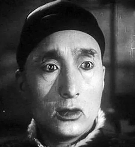 一天,陈强去太原西北影业公司要求报考演员,办事人员见他一身土布制服