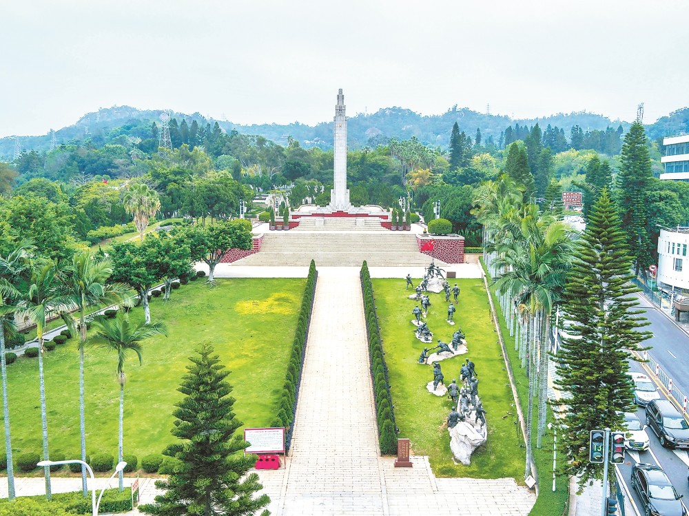 福州市中小学生在文林山革命烈士陵园祭奠缅怀英烈.