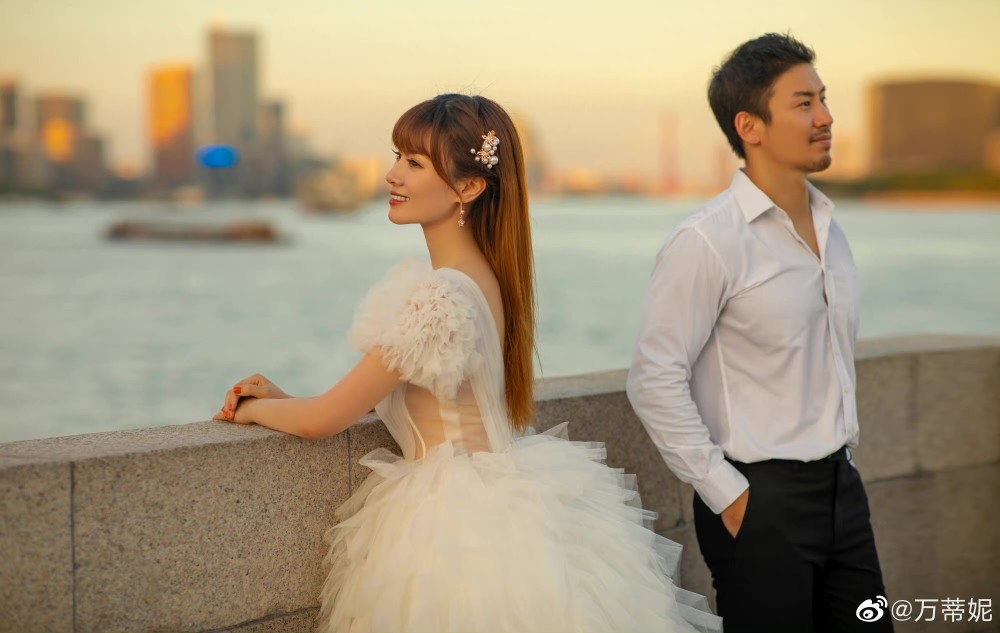 万蒂妮晒婚纱照庆祝结婚周年,与老公认识32年,恋爱10年_腾讯新闻