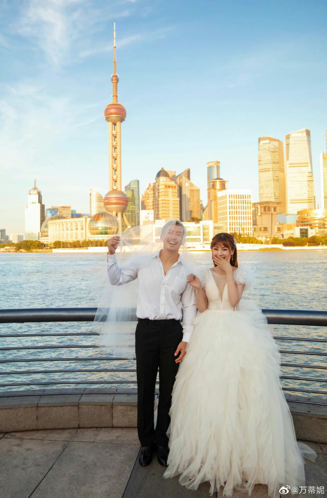万蒂妮晒婚纱照庆祝结婚周年与老公认识32年恋爱10年