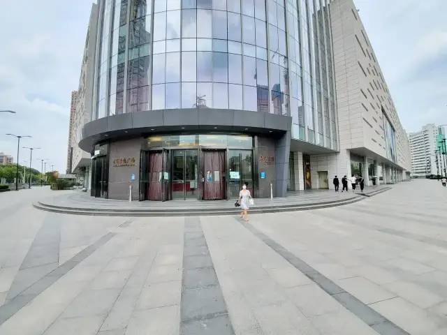 武汉青山武商众圆广场因生意不好 摇身变为城市奥莱