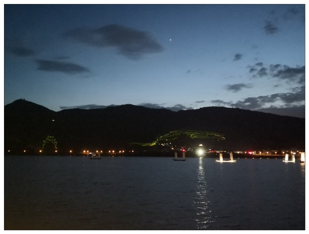 9月26日晚,海埂大坝对岸的西山山壁上正在上演激光秀调试,山体上一会