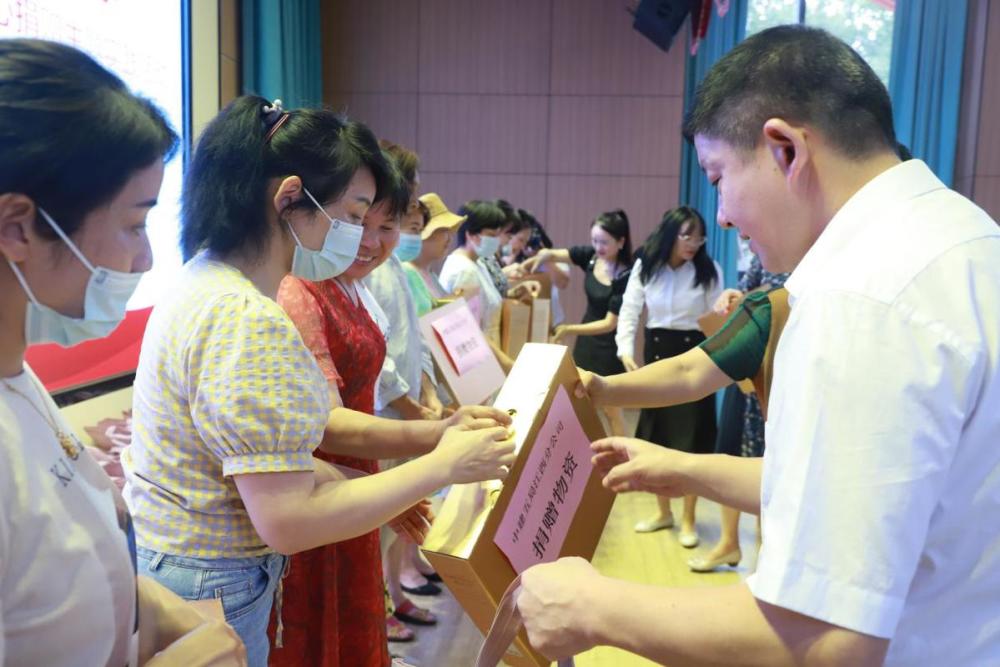 中建五局江西分公司联合南昌市总工会为sos儿童村开展爱心捐赠主题