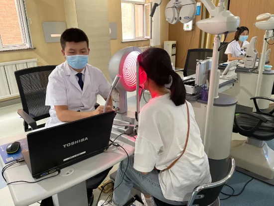 三胞胎姐妹在兰州爱尔携手齐“摘镜”：同样的面孔 别样的人生(图2)