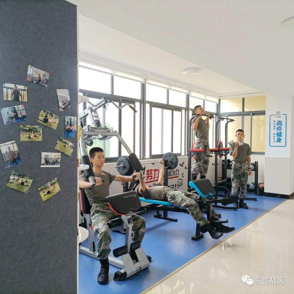 网红打卡点二:彪悍健身房把读书当成一种时尚,让官兵在知识的海洋里