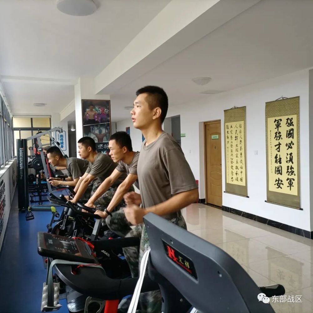 墙上的健身标语引人注目,让人感到激情燃烧,是谁都想上去撸两下铁.