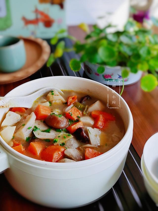 素食有味|秋天用4样食材炖素汤,清香鲜美口感粉糯又管饱