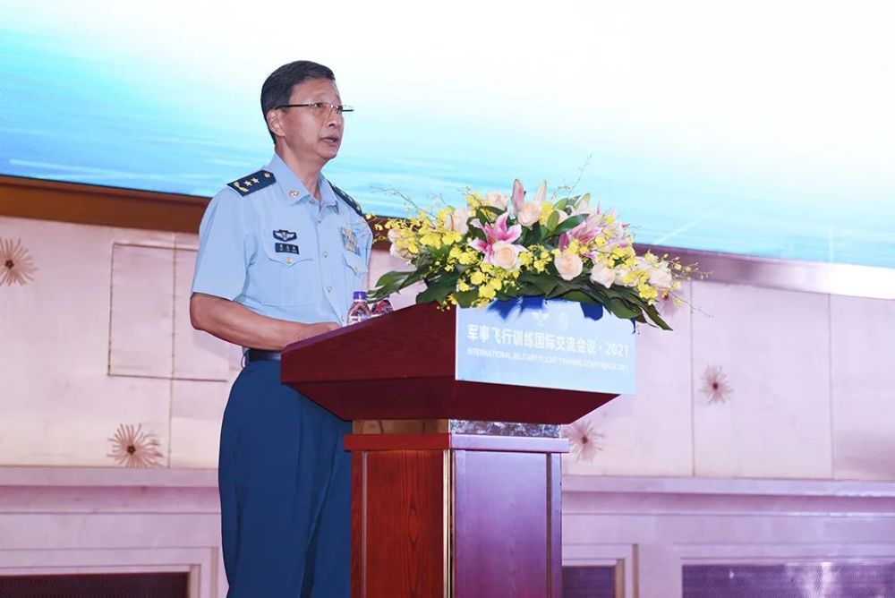 空军副司令员贾志刚致辞,他表示,作为培养军事飞行人才的重要途径