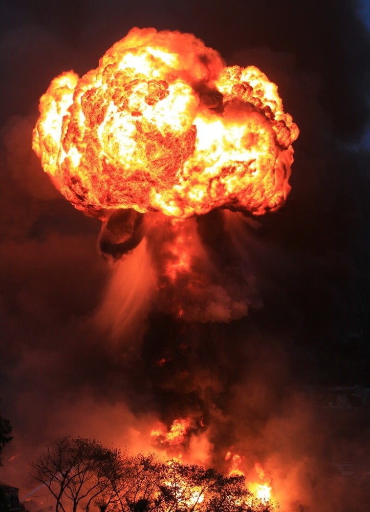 的连锁爆炸,在仓库附近守卫的鬼子大部分都被自己的化学武器带走了,而