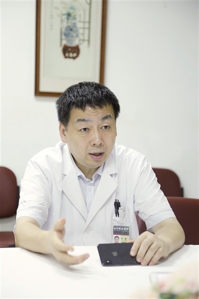 北京协和医院副院长杜斌坚信只有在床旁才能了解患者真实情况,他曾10