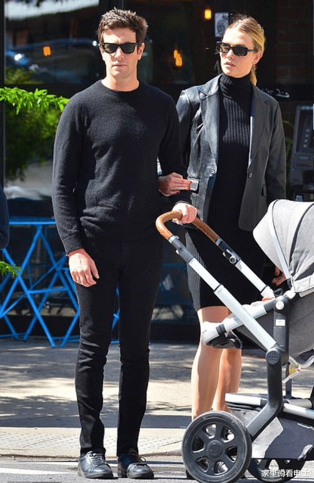超模小kk与高富帅老公遛娃,全黑情侣装,气场强大犹如好莱坞大片