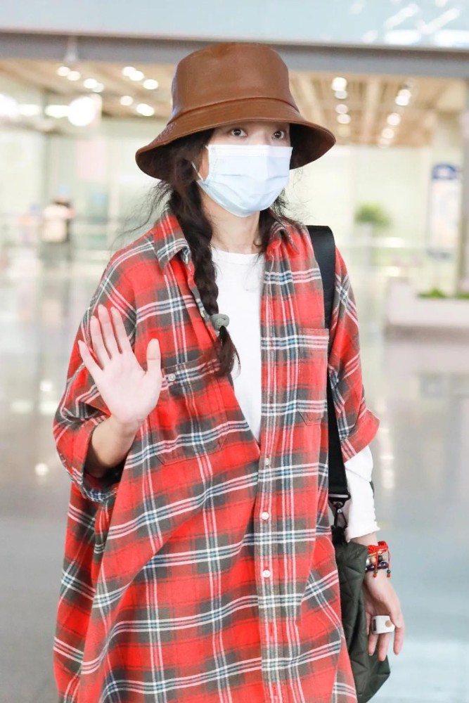 舒淇机场私服好随意,宽松格子衬衫配马丁靴,上演现实版牛仔很忙