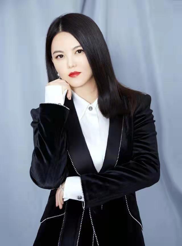 李湘直播人气大不如前，自曝富养女儿原因：拿命换来的