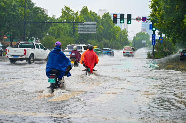 暴雨再袭郑州部分路段积水没过脚面有人为过马路发愁有人依然笑得开心