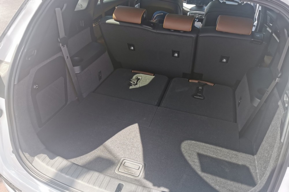 试驾比亚迪唐dm-i,20万以内,家用通勤就选它?_腾讯新闻