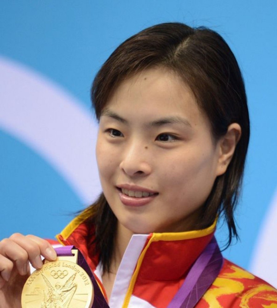 奥运冠军吴敏霞和老公罕现身,怀胎五月孕肚明显,结婚4年仍甜蜜