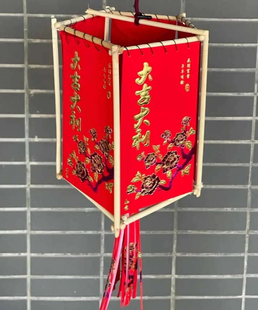 的妈妈和毛崽儿于是用筷子腿和几个红包,给儿子做了个中秋限定·灯笼