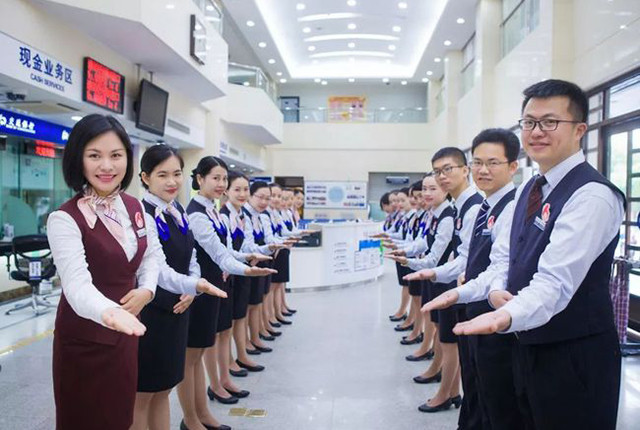 银行"躺赚"不再?大量职员离职,网点缩减?"铁饭碗"还铁吗?_腾讯新闻