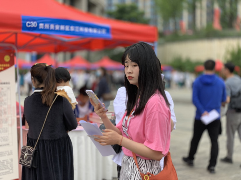 从招聘会现场的剪影看新时代的00后大学生求职现状