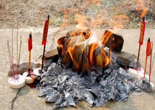 首先給死去的親人燒紙祭祀只是一種寄託對去世親人哀思的一種表達方式