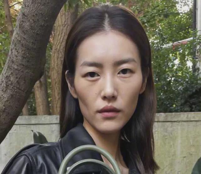 33岁刘雯瘦过头生图显老，同期女模或恋爱或二胎，唯有她坚持单身_腾讯新闻