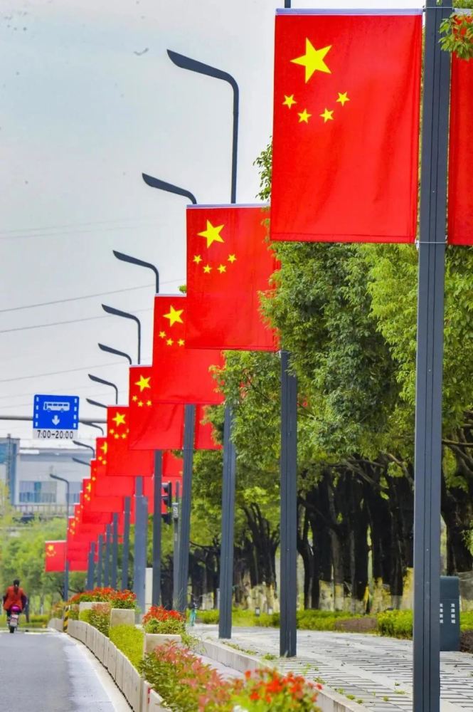 挂国旗迎国庆成都满城洋溢中国红