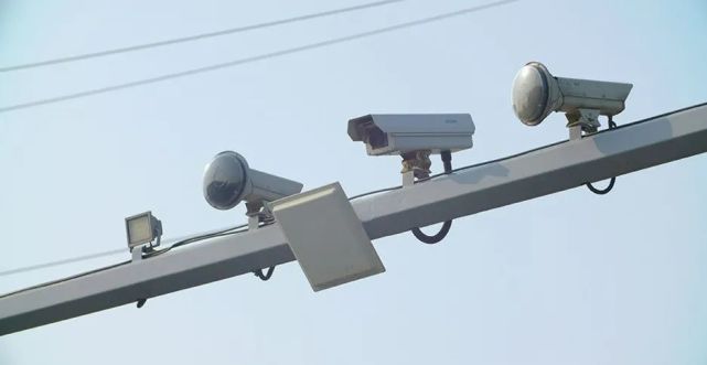 道路摄像头通常在马路的一侧或者是主路,辅路相互进出道路的一侧,安装