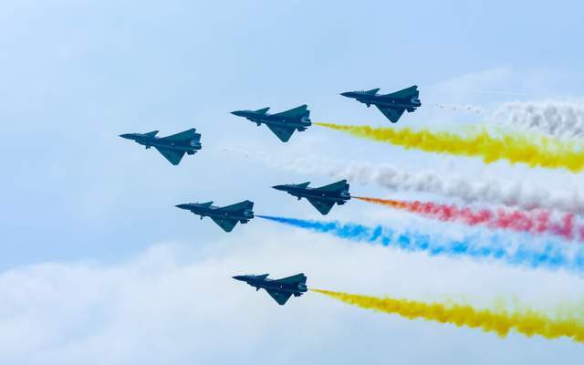 (空军飞行表演队飞越航展上空)