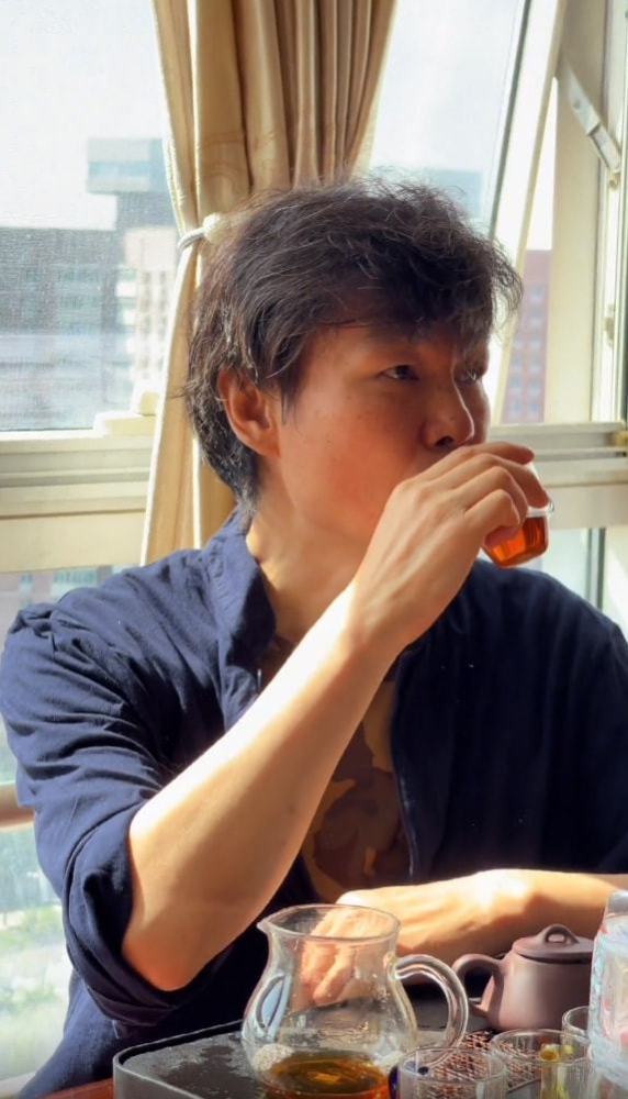 主持人李彬身体好转已出院,身材消瘦面容憔悴,中秋在医院度过