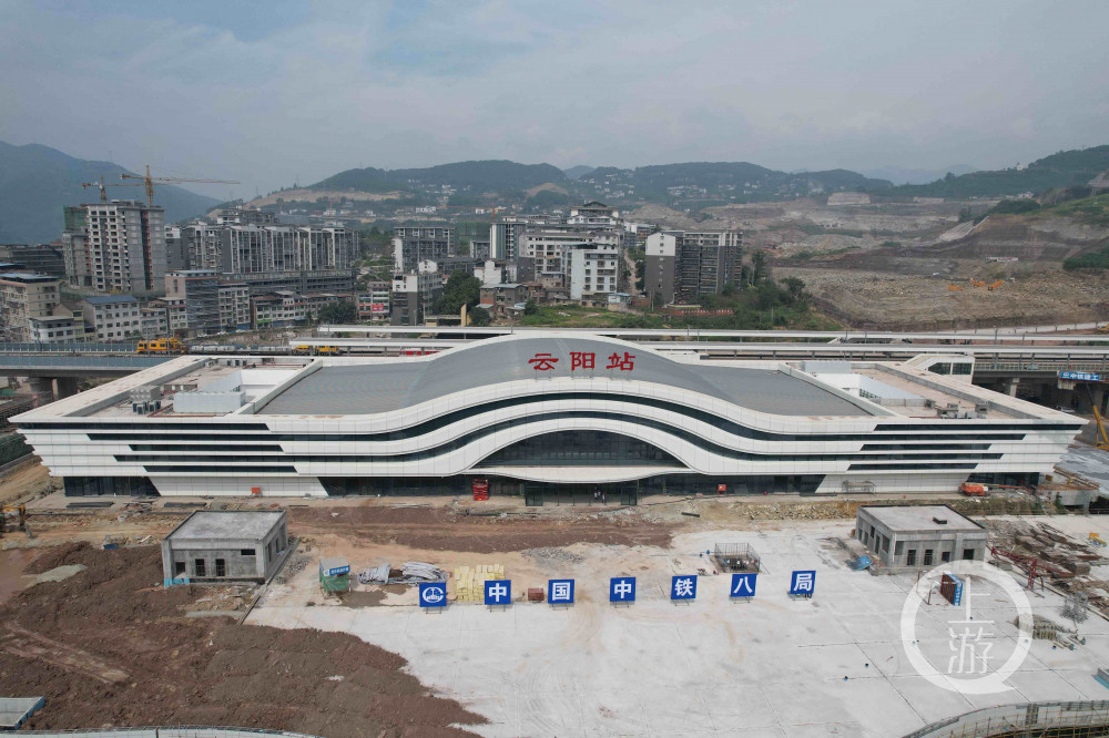 郑万高铁重庆段新建站房同日全部完工