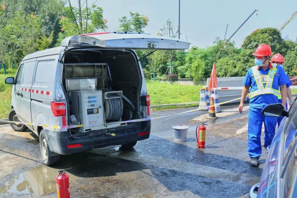 麵包車裡藏油賣,漏了