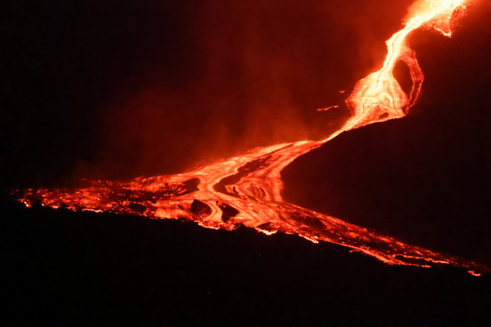 这是9月28日在西班牙托多克拍摄的拉帕尔马岛火山喷发流淌出的岩浆