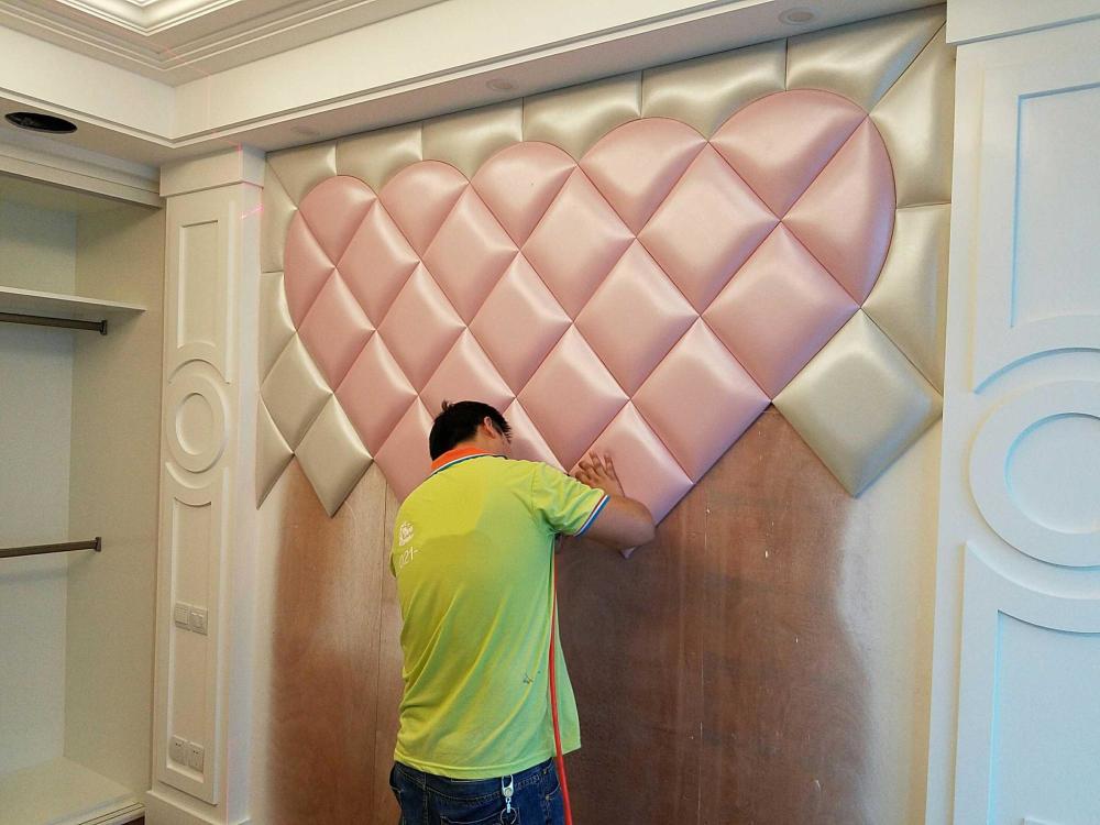 装修时坚持做软包床头背景墙最初家人不理解一年后夸我有远见