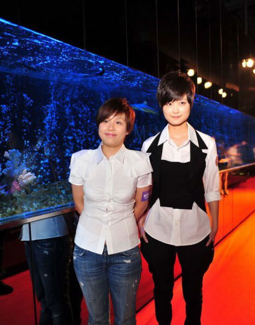 李宇春龙丹妮出游被偶遇?两人一起坐缆车,网友调侃像母女