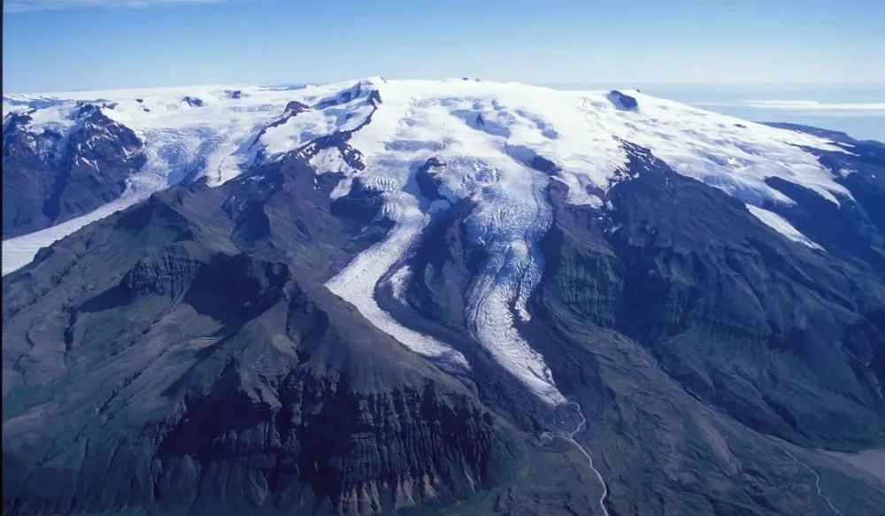 具有明确的堆积区域,受地形限制在山谷中生成的冰川称为山谷冰川,它