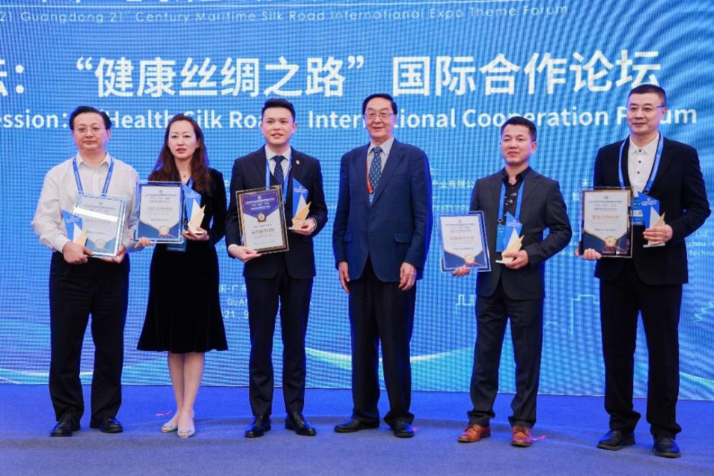 张建浩先生(左一)与国家卫生部原副部长张凤楼先生（左四）、获奖企业代表合影