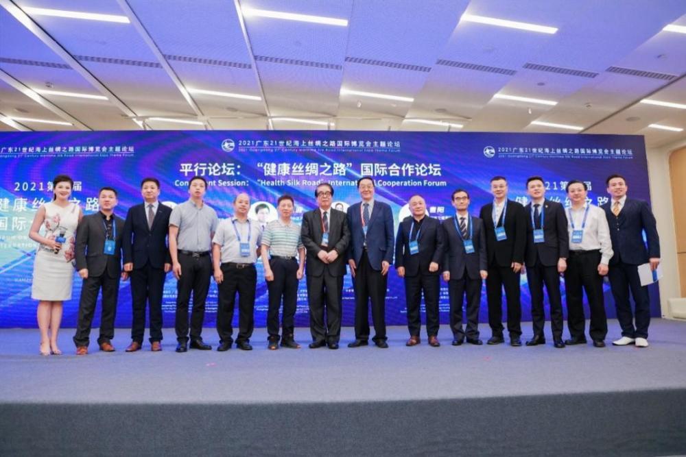 张建浩先生（右二）与国家卫生部原副部长张凤楼先生（右七）及代表团合影