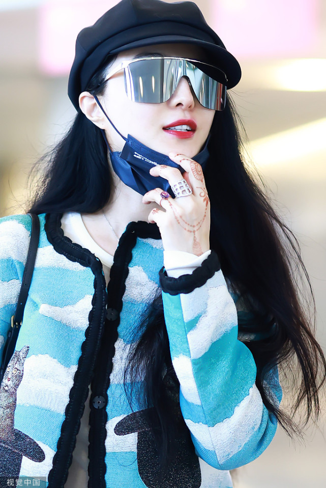 范冰冰戴护目镜口罩摩登遮面 遇粉丝求合影大方温柔|范冰冰