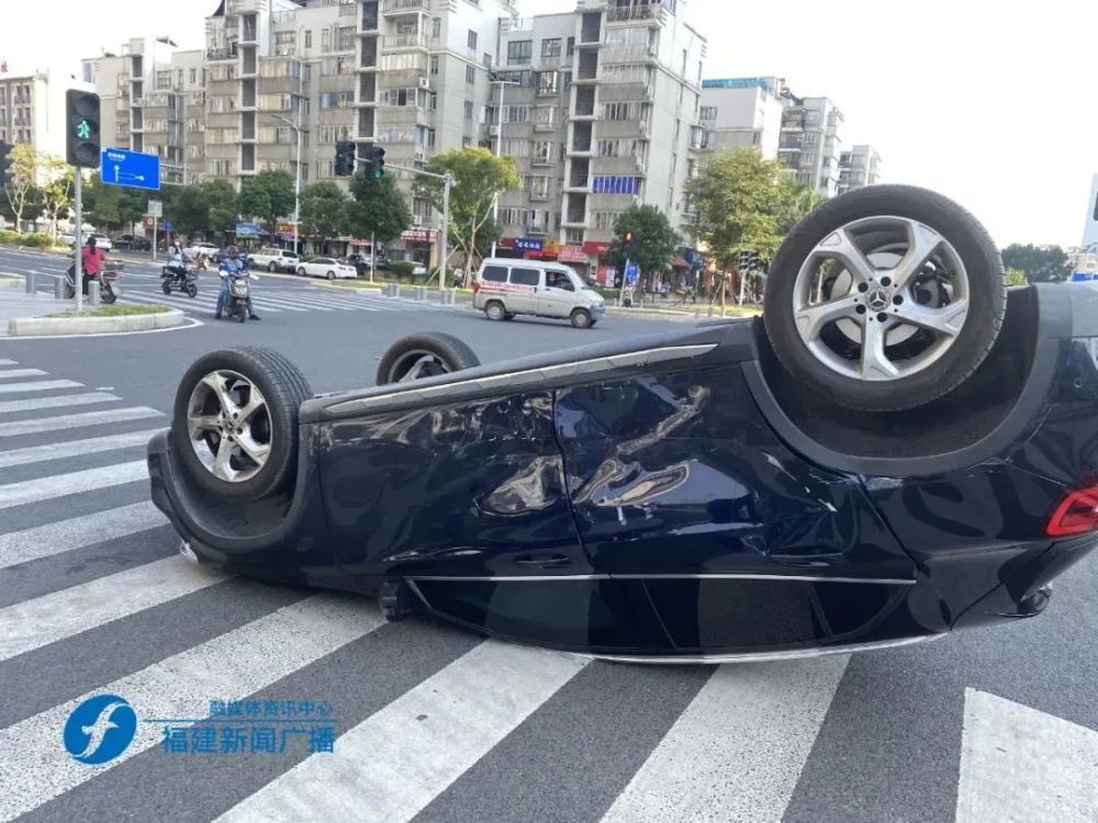 惊险福州市区一奔驰车闯红灯撞玛莎拉蒂后翻车车上有一名孕妇