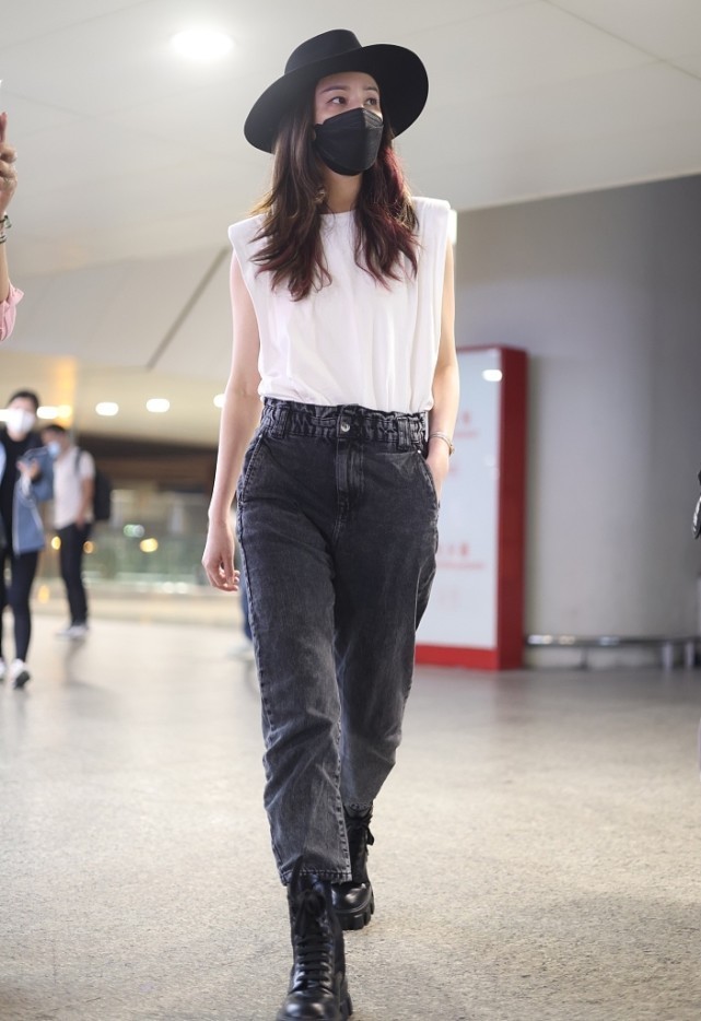 郑希怡的日常穿搭很别致,走"大姐大"的帅气路线,衣品好真加分