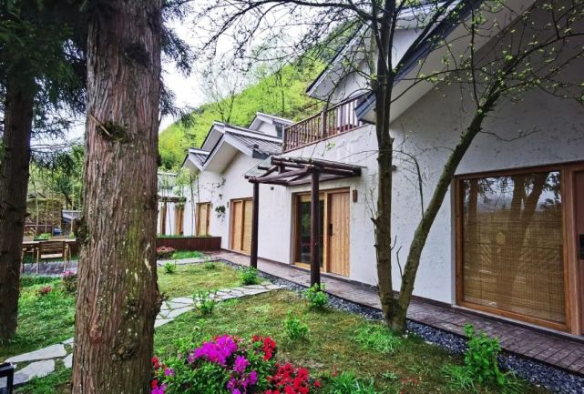 坐落于百里杜鹃管理区鹏程街道启化村,由5栋独栋别墅组成,民宿有庭院