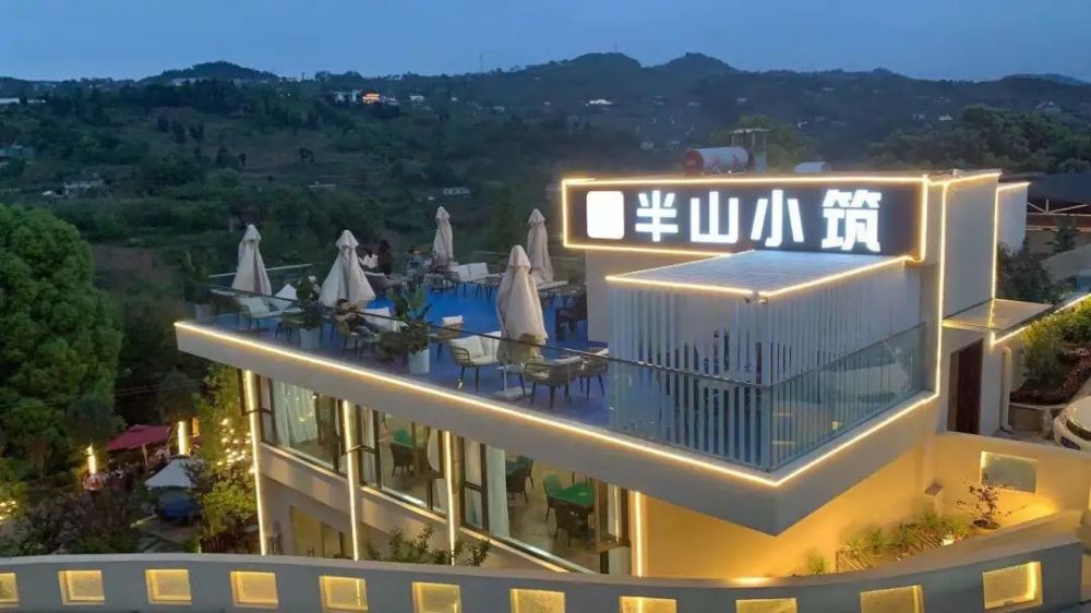 半山小筑地址:山泉镇桃源村3组73号半山归墅·三上书屋,是一家以轻奢