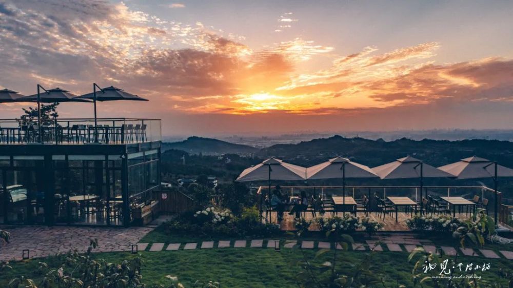 初见·云阶小栖地址:山泉镇花果村10组半山小筑是由一家传统型农家乐