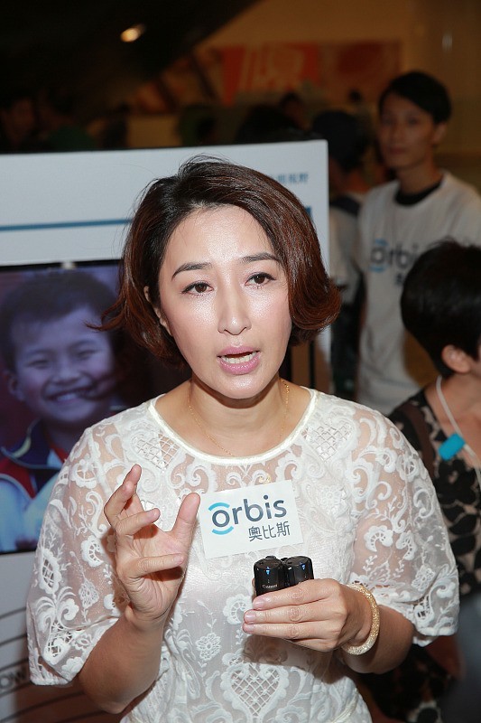 关咏荷的生活一看就很滋润,就算都奔六了,穿裙子还是那么清纯