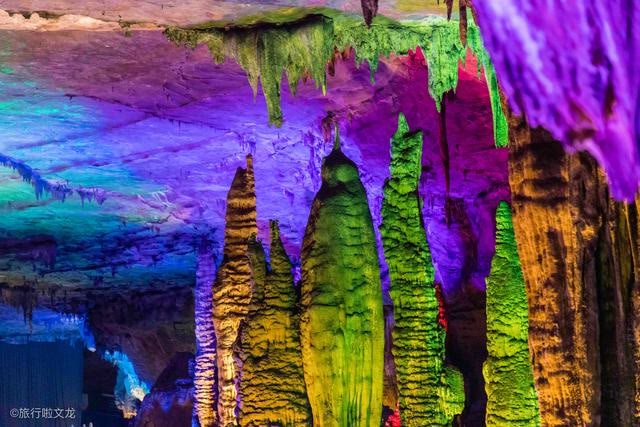 贵州山川多神奇铜仁的九龙洞是在山腰中的巨大卡斯特溶洞