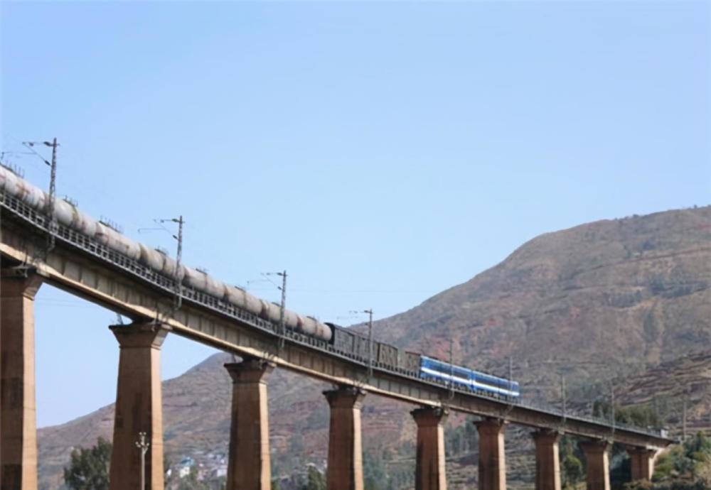 烈士熊汉俊年仅21岁被水泥封入桥墩如今列车经过都会鸣笛30秒