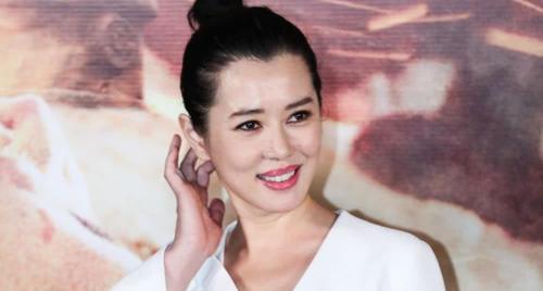 她是战狼这部剧女主角龙小云的扮演者如今大火的她身价已经过亿