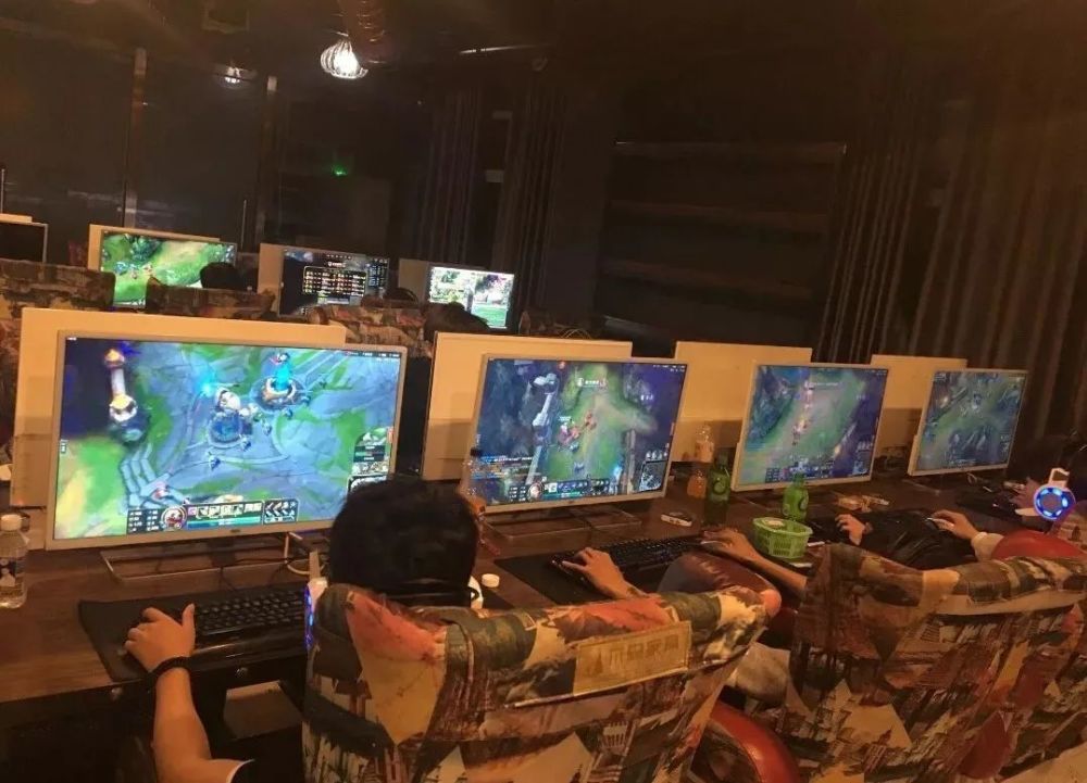 9月25日深夜 宁乡某网吧内 90后小伙欧某坐在一个角落 玩着那个曾打开